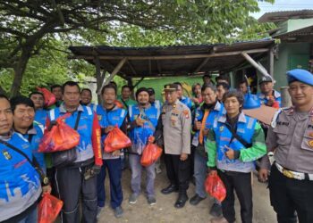 Jumat Berkah: Polsek Cikarang Timur Salurkan Bantuan Sembako untuk Pengemudi Ojek Online