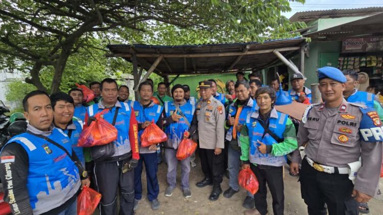 Jumat Berkah: Polsek Cikarang Timur Salurkan Bantuan Sembako untuk Pengemudi Ojek Online