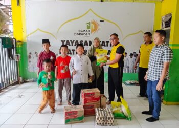 Kapolsek AKP Erwin Setiawan Bagikan Sembako di Yayasan Yatim Piatu Rumah Harapan