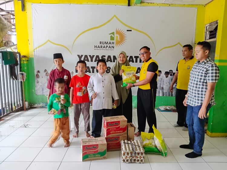 Kapolsek AKP Erwin Setiawan Bagikan Sembako di Yayasan Yatim Piatu Rumah Harapan