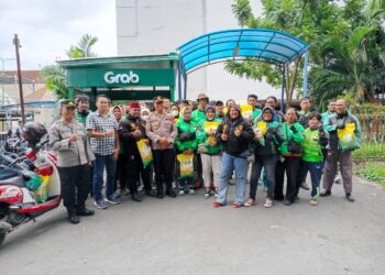 Kapolres Metro Bekasi Gelar Safari Kamtibmas, Bagikan Beras untuk Ojek Online di Cikarang Selatan