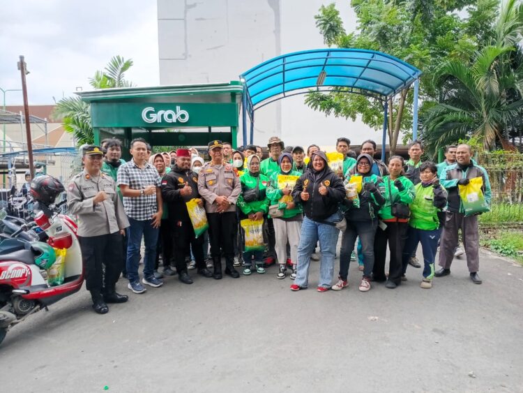 Kapolres Metro Bekasi Gelar Safari Kamtibmas, Bagikan Beras untuk Ojek Online di Cikarang Selatan