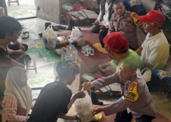 Bhabinkamtibmas Desa Sukadami Berikan Bantuan Sembako untuk Dua Anak Yatim Piatu, Kapolsek: “Kami Hadir untuk Warga yang Membutuhkan