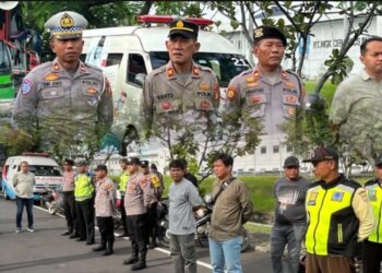 Kapolsek Cikarang Selatan Pimpin Pengamanan Keberangkatan Buruh ke Mahkamah Agung