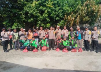 Polsek Sukatani Gelar Jumat Peduli, Salurkan Bantuan Sembako untuk Ojol dan Opang
