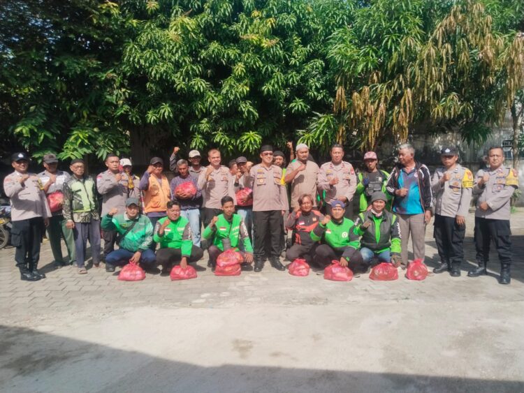 Polsek Sukatani Gelar Jumat Peduli, Salurkan Bantuan Sembako untuk Ojol dan Opang