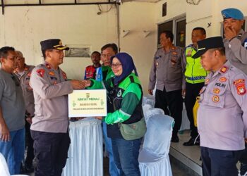 Polsek Babelan Gelar Jumat Peduli, Salurkan Bantuan Sembako untuk Ojol di Pup Marakash
