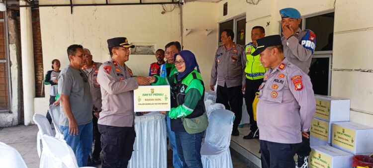 Polsek Babelan Gelar Jumat Peduli, Salurkan Bantuan Sembako untuk Ojol di Pup Marakash
