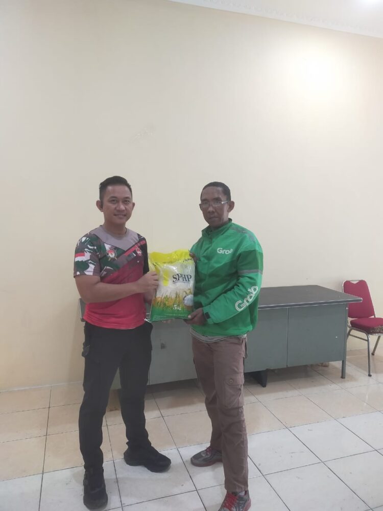 Polsek Tarumajaya Gelar Bakti Sosial, Edukasi Driver Ojol tentang Kepedulian Sesama
