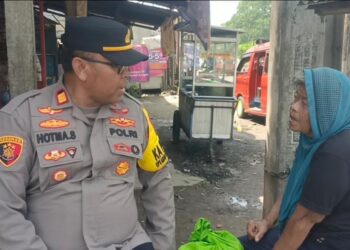 Polsek Serang Baru Berbagi Beras, Warga Apresiasi Kepedulian Polisi
