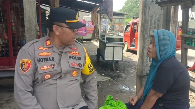 Polsek Serang Baru Berbagi Beras, Warga Apresiasi Kepedulian Polisi