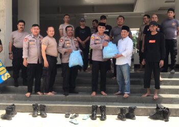 Polsek Setu Gelar Bakti Religi : Para Personel Korve Bersihkan Masjid Babusalam Jelang Salat Jumat