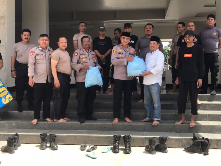 Polsek Setu Gelar Bakti Religi : Para Personel Korve Bersihkan Masjid Babusalam Jelang Salat Jumat