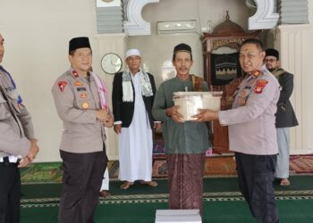 Kapolsek Babelan Salurkan Bantuan Sembako dan Alat Kebersihan untuk Masjid Jami Darul Amal