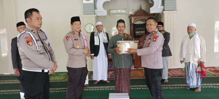Kapolsek Babelan Salurkan Bantuan Sembako dan Alat Kebersihan untuk Masjid Jami Darul Amal