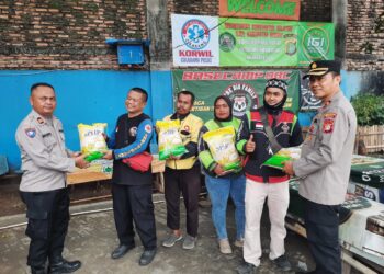 Jumat Berkah: Satuan Bimas Polres Metro Bekasi  Salurkan Bantuan Sosial untuk Pengemudi Ojol