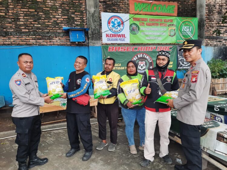 Jumat Berkah: Satuan Bimas Polres Metro Bekasi Salurkan Bantuan Sosial untuk Pengemudi Ojol
