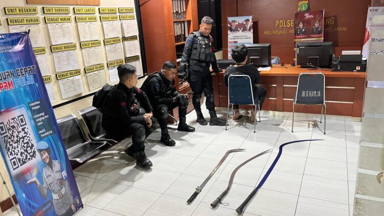 Patroli Brimob Batalyon D Pelopor Tangkap Pemuda Diduga Pelaku Tawuran di Cikarang Utara