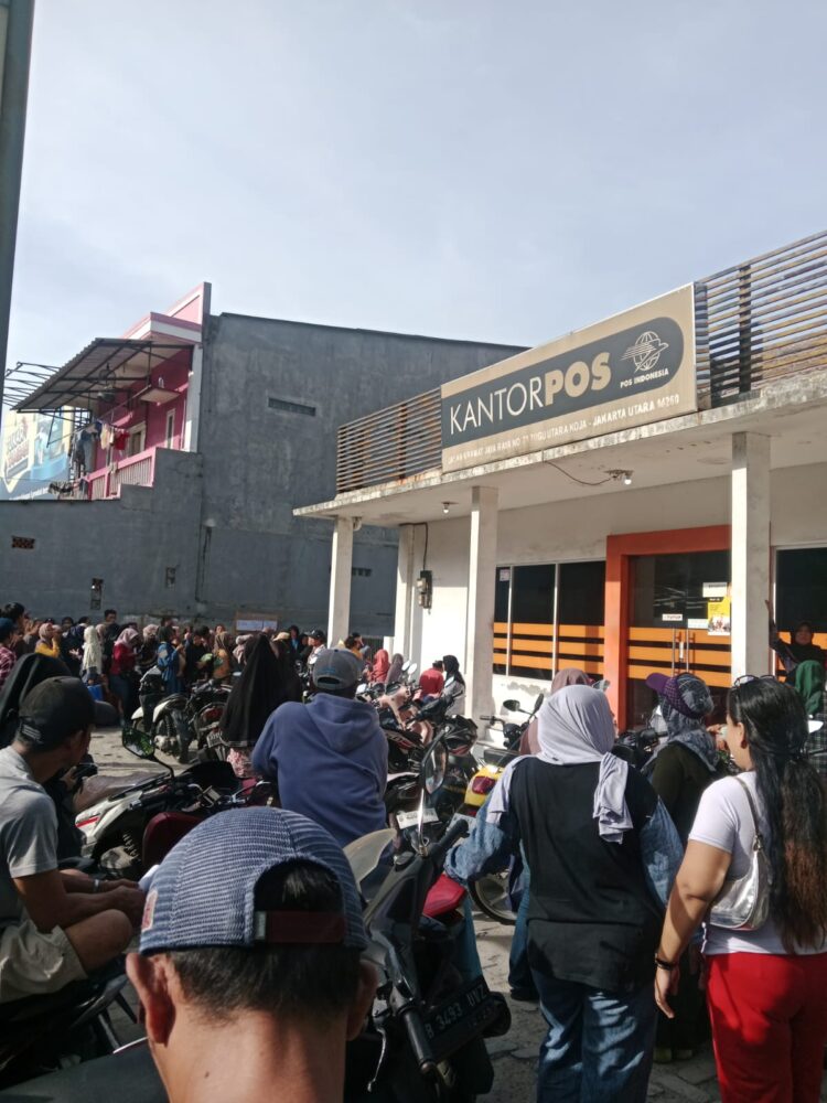 Ratusan Warga Koja Terima BLT Kesra dari Pemerintah   
