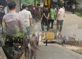 Polsek Cikarang Selatan Backup Satpol PP dalam Penertiban Bangunan Liar di TKD Sukasejati untuk KDMP