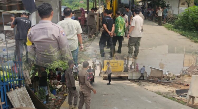 Polsek Cikarang Selatan Backup Satpol PP dalam Penertiban Bangunan Liar di TKD Sukasejati untuk KDMP