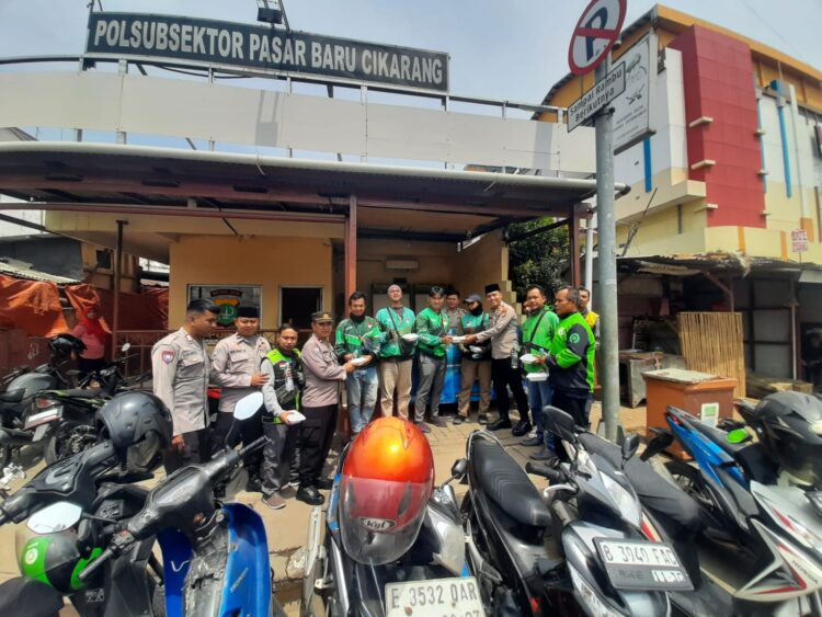 Polsek Cikarang Utara Gelar Baksos Jumat Peduli untuk Ojek Online dan Tukang Becak