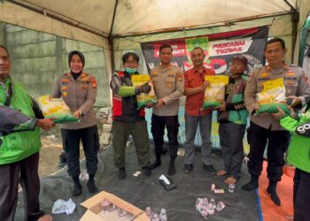 Jumat Berkah: Polsek Cikarang Barat Ulurkan Tangan, Eratkan Silaturahmi dengan Driver Ojol   