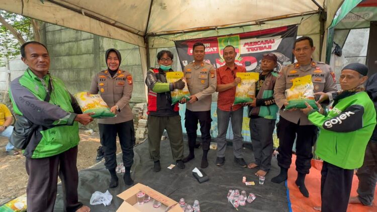 Jumat Berkah: Polsek Cikarang Barat Ulurkan Tangan, Eratkan Silaturahmi dengan Driver Ojol