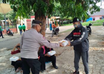 Polsek Tambun Selatan Gelar Jumat Berkah, Bagikan Nasi Box untuk Ojol dan Pedagang Kaki Lima