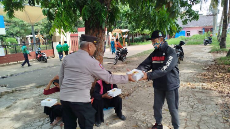 Polsek Tambun Selatan Gelar Jumat Berkah, Bagikan Nasi Box untuk Ojol dan Pedagang Kaki Lima   