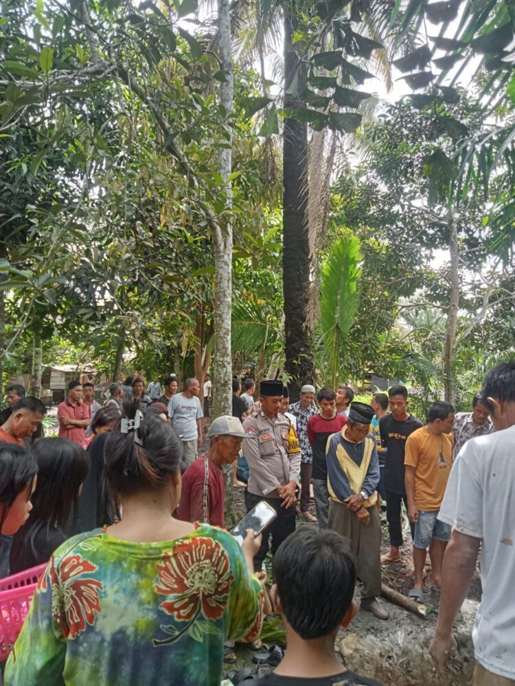 Wujud Nyata Kedekatan Polri, Bhabinkamtibmas Polres Mesuji Turut Ta’ziah dan Angkat Jenazah Warga Binaan