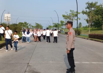 Polsek Cikarang Pusat Amankan dan Layani Gerak Jalan Santai Hari Guru Nasional di Aeon Mall Deltamas