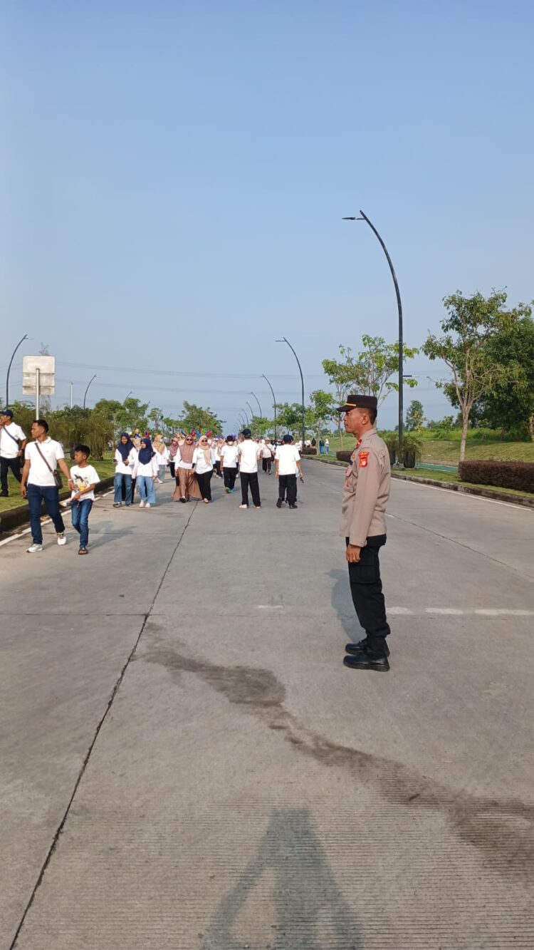Polsek Cikarang Pusat Amankan dan Layani Gerak Jalan Santai Hari Guru Nasional di Aeon Mall Deltamas