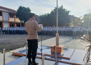 Kanit Binmas Polsek Cikarang Pusat Jadi Inspektur Upacara dalam Giat Police Go To School di SMKN 1 Cikarang Pusat