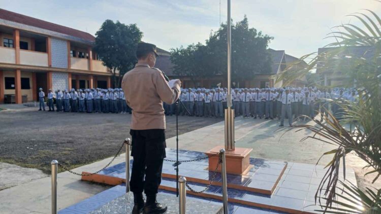 Kanit Binmas Polsek Cikarang Pusat Jadi Inspektur Upacara dalam Giat Police Go To School di SMKN 1 Cikarang Pusat