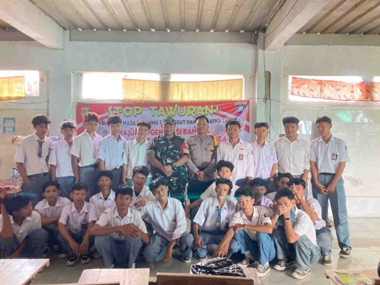 Polisi dan TNI Gelar Sosialisasi di Sekolah, Tingkatkan Kesadaran Generasi Muda tentang Bahaya Narkoba dan Perilaku Negatif