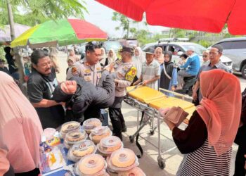 Polisi Tanggap, Kapolsek Tarumajaya Evakuasi Jemaah Pingsan Saat Tabligh Akbar
