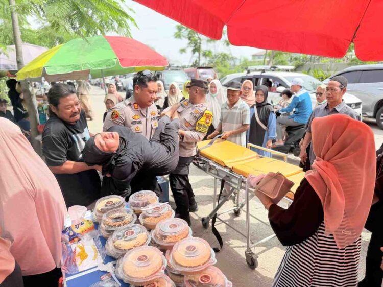 Polisi Tanggap, Kapolsek Tarumajaya Evakuasi Jemaah Pingsan Saat Tabligh Akbar