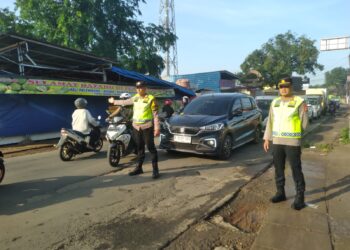 Kerap Jadi Titik Padat, Polisi Hadir Atur Arus Kendaraan di Pertigaan Lapangan Setu