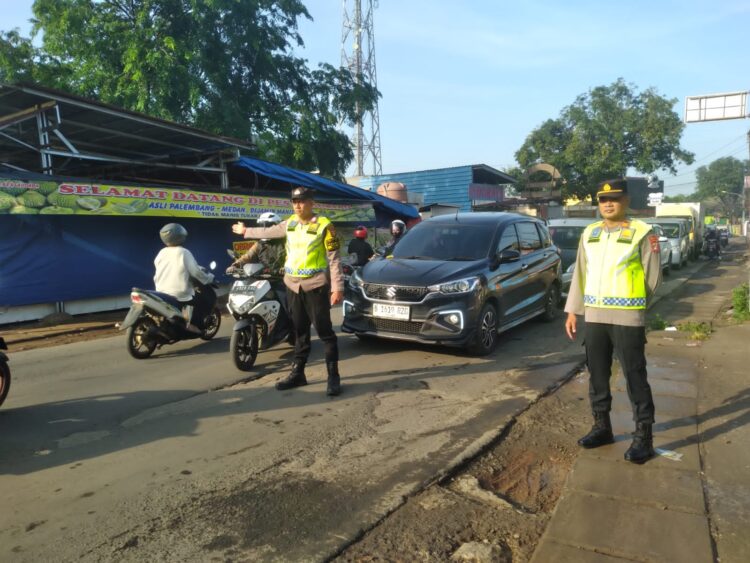 Kerap Jadi Titik Padat, Polisi Hadir Atur Arus Kendaraan di Pertigaan Lapangan Setu