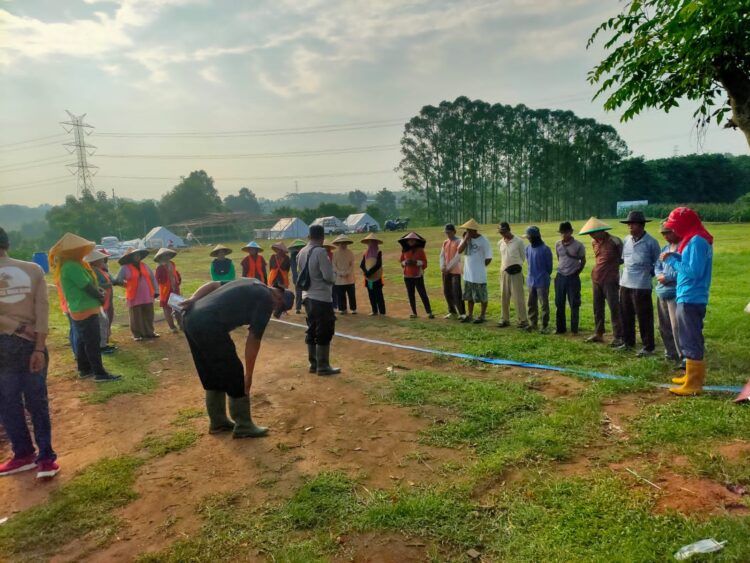 Kapolsek Cikarang Pusat Pantau Langsung Perkembangan Tanaman Jagung di Lahan Ketahanan Pangan