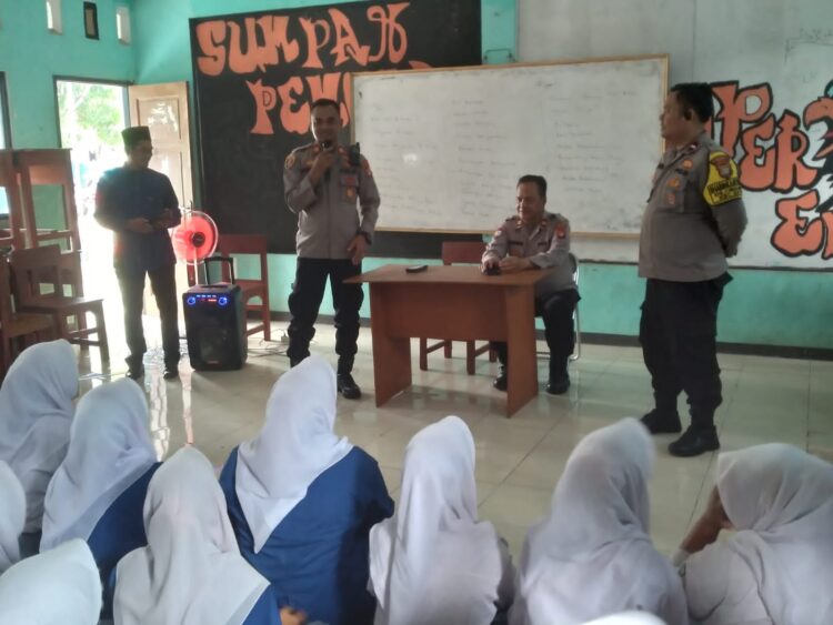 Kapolsek Setu Sambangi Sekolah, Siswa SMK Binatama Setu Antusias Ikuti Penyuluhan Kamtibmas