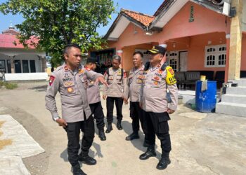 Danyon D Pelopor dan Kapolsek Babelan Cek Kelayakan Jembatan Warga, Pastikan Akses Aman