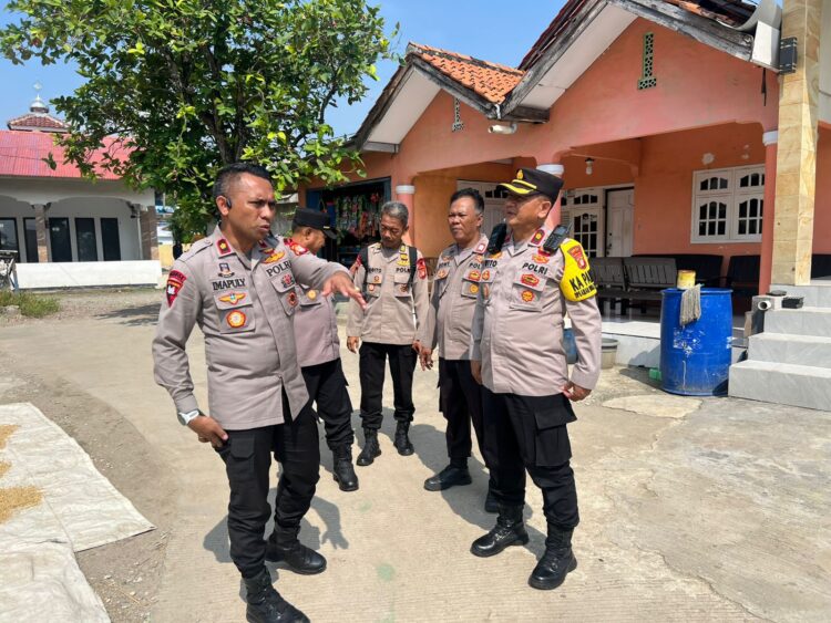 Danyon D Pelopor dan Kapolsek Babelan Cek Kelayakan Jembatan Warga, Pastikan Akses Aman