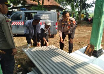 Wujud Kepedulian Polri, Kapolsek Setu Bantu Pulihkan Rumah Warga yang Rusak Pasca Bencana Puting Beliung