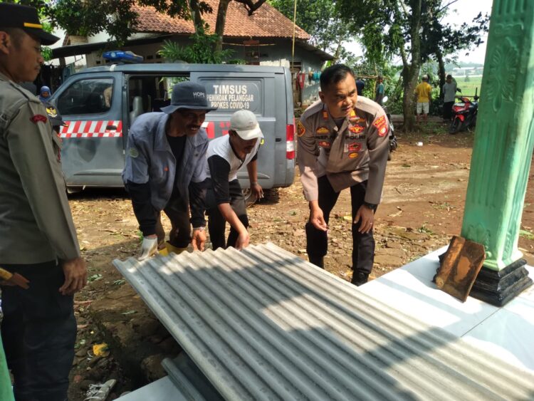 Wujud Kepedulian Polri, Kapolsek Setu Bantu Pulihkan Rumah Warga yang Rusak Pasca Bencana Puting Beliung