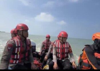 Tim SAR Batalyon D Pelopor Satuan Brimob Polda Metro Jaya,Melakukan Pencarian Korban Tenggelam Di Laut Pakis