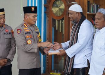 Polres Metro Bekasi Peduli Tempat Ibadah: Kapolres Serahkan 25 Mushaf Al-Quran untuk Masjid Al Istiqomah Lippo Cikarang