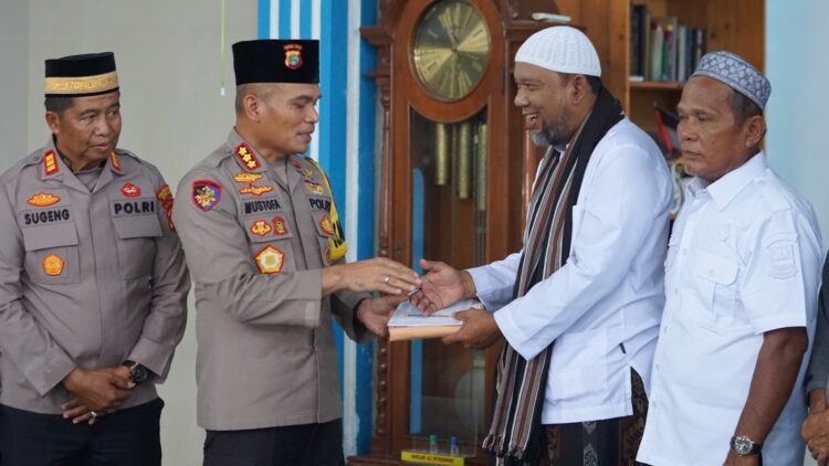 Polres Metro Bekasi Peduli Tempat Ibadah: Kapolres Serahkan 25 Mushaf Al-Quran untuk Masjid Al Istiqomah Lippo Cikarang