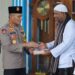 Polres Metro Bekasi Peduli Tempat Ibadah: Kapolres Serahkan 25 Mushaf Al-Quran untuk Masjid Al Istiqomah Lippo Cikarang